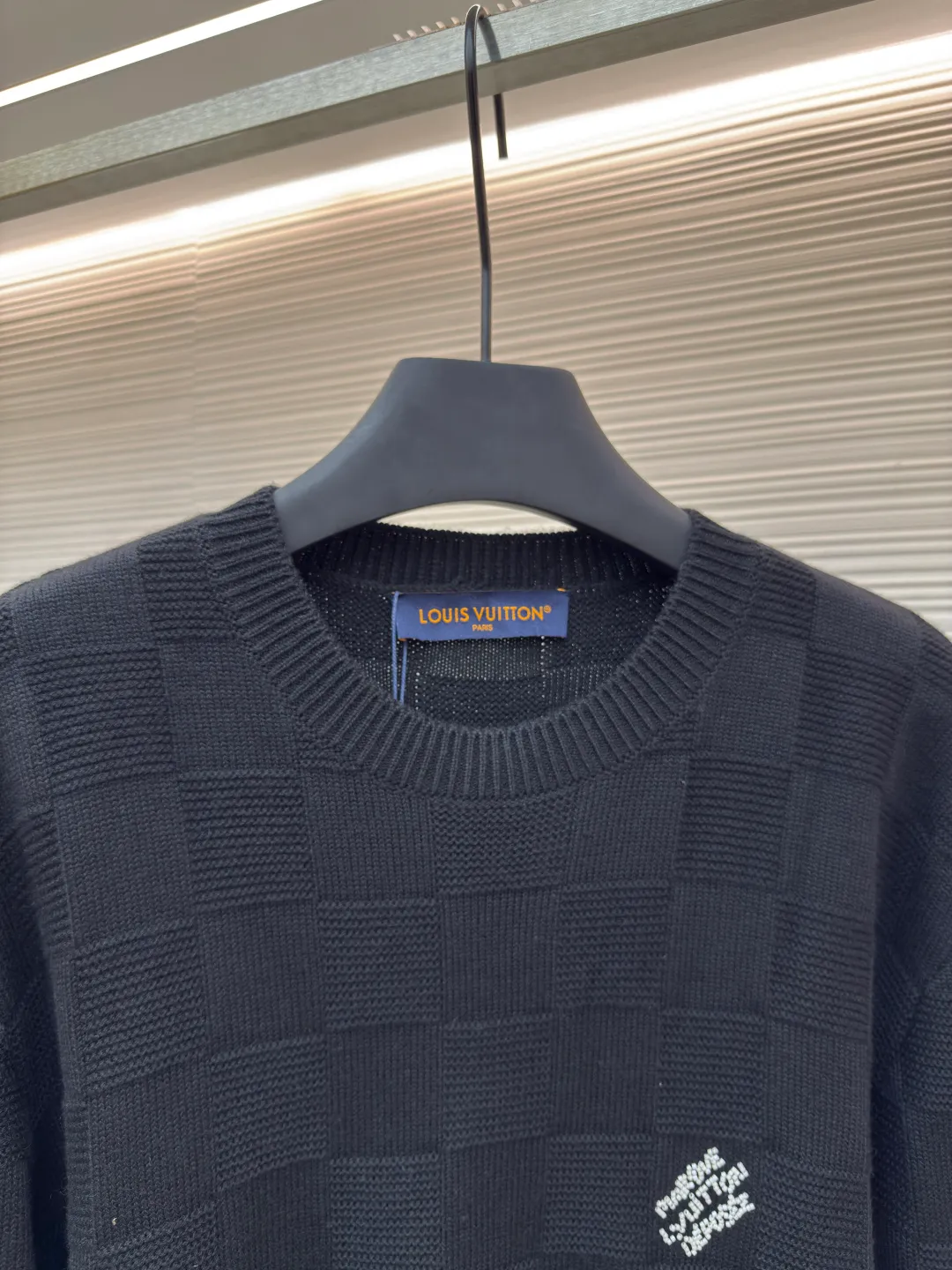 LOUIS VUITTON wool beaded pullover ●Authentic product: Purchased and developed for 10999 ●Item number: 1680459-B90 ●Fabric: wool fabric ●Technology: Knitted production ●Version: Loose fit ●Weight: about 780 grams ●Size: XS-S-M-L ●Description: The fabric is made of 100% exclusive wool fabric to ensure its rich texture and excellent performance. Made with imported computer cutting technology, the workmanship quality is immediately reflected. The overall wiring is straight and delicate, the fabric is comfortable and soft, and the color is consistent without color difference. It can be matched with the same style to create a fashionable look and control various occasions. Customized accessories, complete with three standards, same style for men and women!